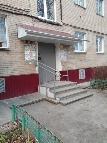 На МКД № 191 по ул.8 Марта в этом году отремонтировали входные зоны, козырьки и крылечки, заменили двери.